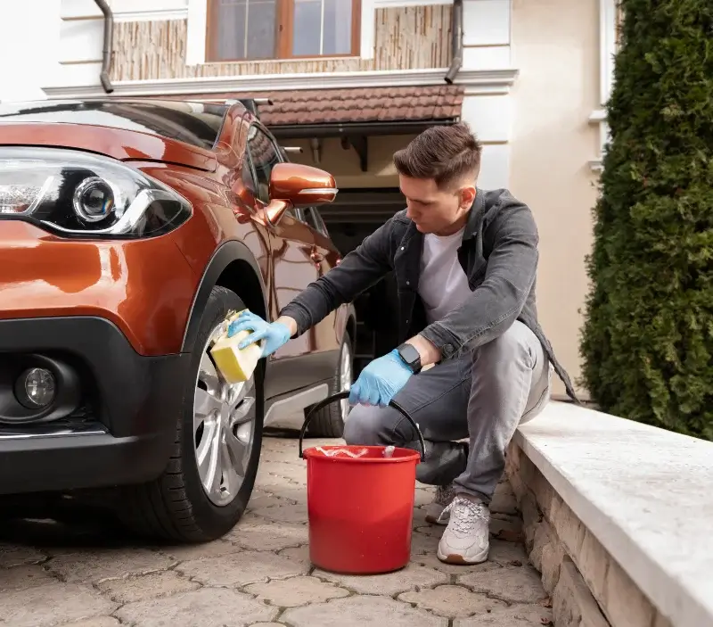 Lavage auto à domicile Saint-Jean-de-la-Porte : professionnel intervenant sur un véhicule